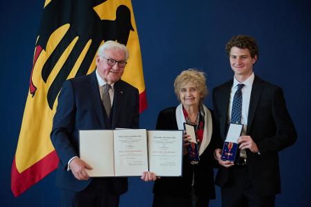 Die Holocaust-Überlebende Tova Friedman bekam gemeinsam mit ihrem Enkel Aron Goodman den Verdienstorden verliehen.