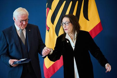 Steinmeier würdigte die gebürtige Griechin nicht nur für ihr künstlerisches Wirken, sondern auch für ihr Engagement in der Politik.