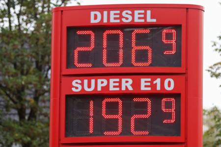 Am ersten Tag des Tankrabatts fiel E10 vielerorts zumindest vorübergehend unter zwei Euro pro Liter. Das kommt immer noch vor, ist aber seltener geworden. (Archivbild)