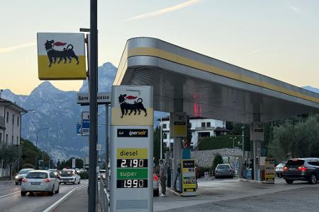 Für Diesel gilt an mehreren Tankstellen in Italien der freiwillige Preisdeckel v2,19 Euro pro Liter. 