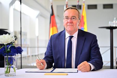 Pistorius unterzeichnet die Absichtserklärung für den Marinehafen in Emden.