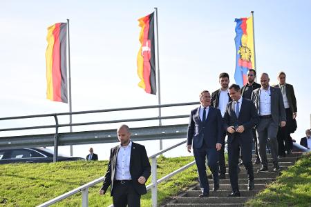 Niedersachsens Regierungschef Lies (rechts von Pistorius) unterstützt das Marineprojekt.
