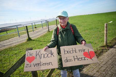 Die Emderin Ilse Scheibe demonstrierte mit anderen gegen den neuen Marinehafen. 