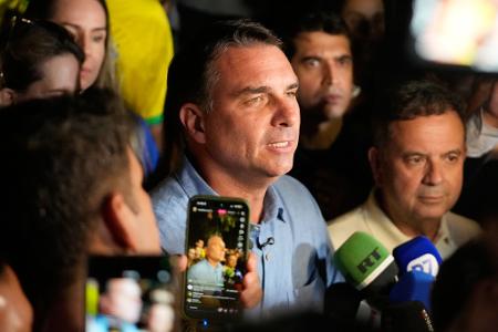 Präsidentschaftskandidat Flávio Bolsonaro geht als Sieger der ersten Wahlrunde hervor.