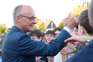 Handshake mit dem Kanzler: Friedrich Merz hat am Montag sein altes Gymnasium in Rüthen besucht