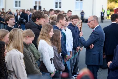 Der Bundeskanzler nahm sich Zeit die Spalierstehenden Schülerinnen und Schüler einzeln zu begrüßen - und es blieb auch Zeit für spontane Gespräche.