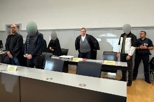 Im Raum steht der Verdacht, dass die vier jungen Menschen als sogenannte "Wegwerf-Agenten" für einen bislang unbekannten Auftraggeber gehandelt haben könnten.