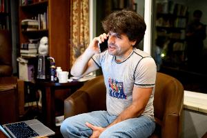 Karl Deisseroth, einer der drei Preisträger des Nobelpreises für Medizin 2026, telefoniert  zu Hause in Stanford, Kalifornien, mit seinem Handy.