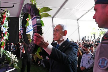 Israels Ministerpräsident Benjamin Netanjahu hat bei einer Gedenkveranstaltung an den 7. Oktober 2023 allen gedroht, die an dem Überfall beteiligt waren.