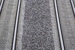 Für die Nutzung der Schieneninfrastruktur müssen Verkehrsunternehmen Geld an die DB InfraGo zahlen. (Archivbild)