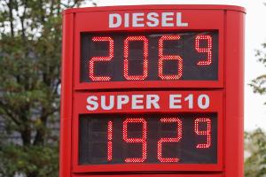Am ersten Tag des Tankrabatts fiel E10 vielerorts zumindest vorübergehend unter zwei Euro pro Liter. Das kommt immer noch vor, ist aber seltener geworden. (Archivbild)
