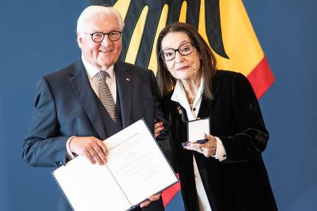 Steinmeier zeichnet Nana Mouskouri mit Bundesverdienstorden aus