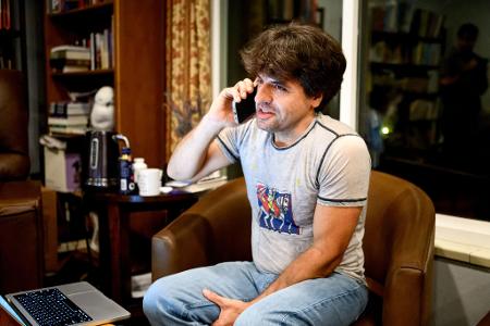 Karl Deisseroth telefoniert am Morgen der Bekanntgabe des Nobelpreises für Medizin zu Hause in Stanford, Kalifornien, mit seinem Handy.