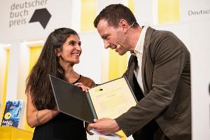 Der Deutsche Buchpreis ist nicht die einzige Auszeichung, die Autorin Shida Bazyar für ihren Roman "Die Lücken" bekommen hat.