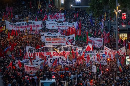 In Barcelona haben zahlreiche Menschen gegen Wohnungsnot demonstriert.