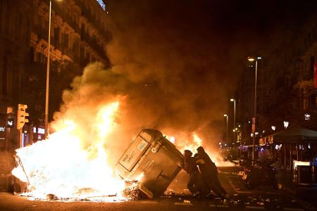 Demonstranten zünden in Barcelona Mülltonnen an.