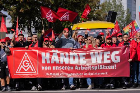 Bei Mercedes-Benz sind viele Beschäftigte in der IG Metall organisiert. (Archivbild) 