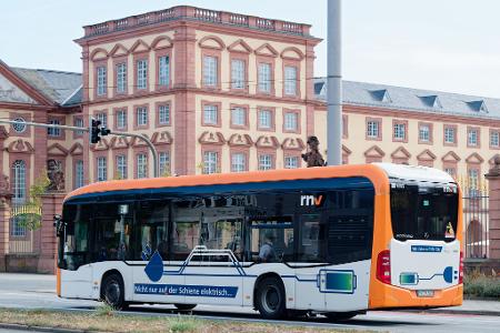 Mannheim zählt mit Freiburg und Karlsruhe zu den Spitzenreitern bei der Umstellung auf batteriebetriebene Elektrobusse. (Archivbild) 
