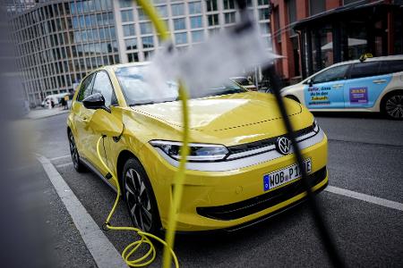 Autos wie der ID. Polo von Volkswagen erhöhen Dudenhöffer zufolge den Preisdruck auf ältere Modelle. (Archivbild)