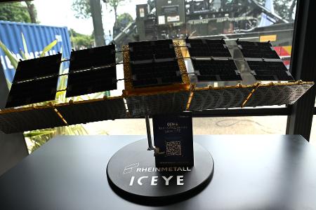 Ein Satelliten-Modell bei der Pariser Waffenmesse Eurosatory im Sommer im Maßstab eins zu vier. In kompletter Größe sind die Satelliten 3,3 Meter lang und 0,8 Meter breit. 