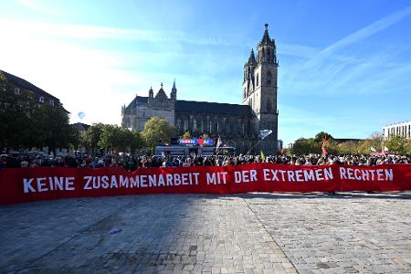 Demonstranten protestieren mit einem Banner mit der Aufschrift "Keine Zusammenarbeit mit der extremen Rechten" vor der konstituierenden Sitzung des Landtags von Sachsen-Anhalt. 