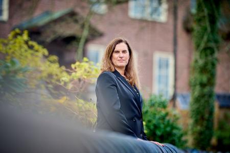 Ellen Moons ist die erste Generalsekretärin in der Geschichte der Königlich-Schwedischen Akademie der Wissenschaften.