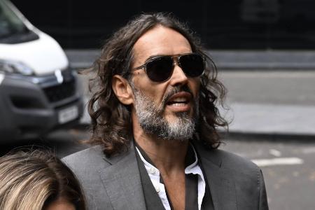 Nach schweren Vorwürfen: Russell Brand bei Voranhörung in London