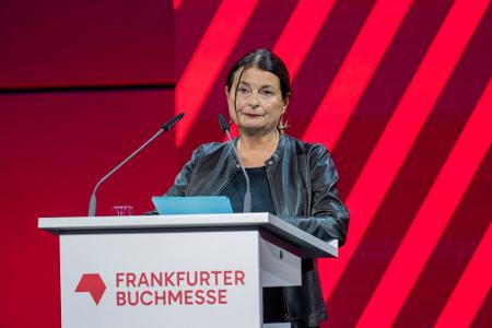 Die tschechische Schriftstellerin Radka Denemarkova wird bejubelt.