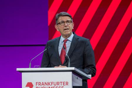 Minister Weimer will die Macht der Tech-Konzerne begrenzen.