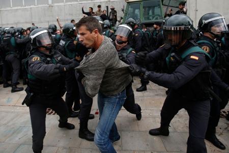 Am Tag des illegalen Unabhängigkeitsreferendums in Katalonien 2017 ging die spanische Polizei gewaltsam gegen Wähler vor. (Archivbild)
