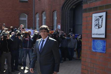 2018 wurde Puigdemont wegen eines spanischen Haftbefehls kurzzeitig in Schleswig-Holstein festgenommen. Nach 13 Tagen konnte er damals die Justizvollzugsanstalt in Neumünster wieder verlassen. (Archivbild)