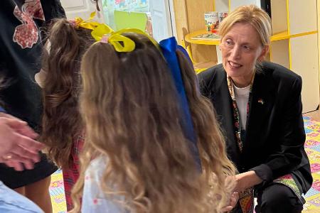 Auch Einrichtungen für Kinder sind für Familienministerin Prien ein gutes Feld für gesellschaftliches Engagement.