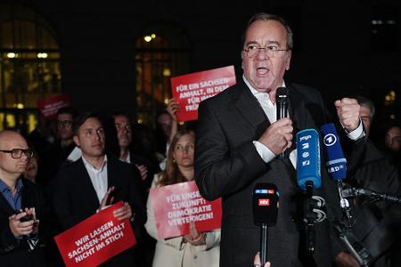 Verteidigungsminister Pistorius stimmte die Nationalhymne an. 