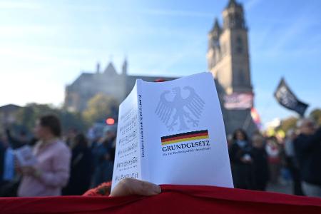 Auf dem Domplatz direkt vor dem Landtag wurde das Grundgesetz verlesen.