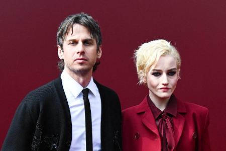 Julia Garner und Mark Foster