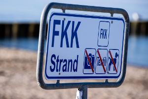 Wenn jemand nackt am Strand liegt, bedeutet das nicht, dass sie oder er dort fotografiert werden darf. (Symbolbild)