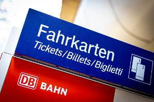 Von den günstigeren Monatskarten profitieren nach Bahn-Angaben auch diejenigen, die bislang ein Jahresabo haben. (Archivbild)