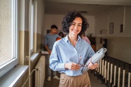 Lehrerin im Schulgang