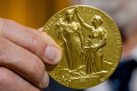 Die Rückseite der Nobel-Medaille für Chemie stellt die Natur in Form einer Göttin dar, die aus den Wolken auftaucht. (Illustration)