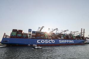 Cosco-Containerschiffe laufen regelmäßig Hamburg an. (Archivbild)