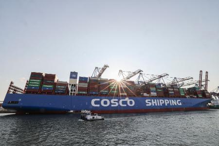 Cosco-Containerschiffe laufen regelmäßig Hamburg an. (Archivbild)