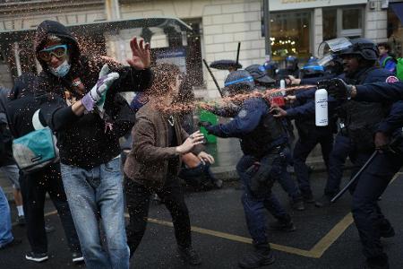 Pfefferspray gegen protestierende Studenten nahe der Sciences Po in Frankreich