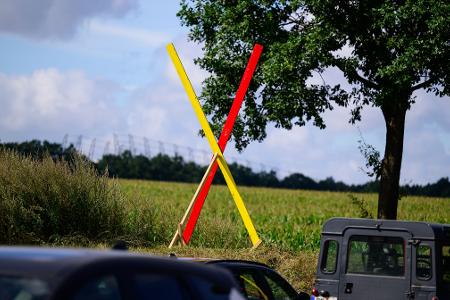 Die Neubaustrecke ist seit Jahren umstritten, auf diesem Hof steht ein Kreuz als Zeichen des Protests. (Archivbild)