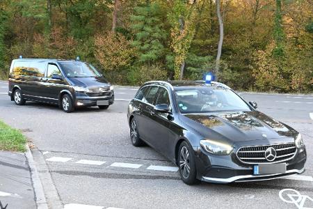 Zivile Polizeifahrzeuge fahren am Vormittag mit Blaulicht auf das Gelände des Bundesgerichtshofes. Ob der unter Spionageverdacht stehende frühere Präsident des Bundesnachrichtendienstes, August Hanning, in einem der Autos sitzt, ist unbekannt.