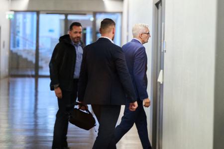 BND-Präsident Martin Jäger trifft zu einer Sitzung des geheim tagenden parlamentarischen Gremiums zur Kontrolle der Geheimdienste im Bundestag ein. 