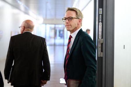 Der Vorsitzende des parlamentarischen Gremiums zur Kontrolle der Geheimdienste, Marc Henrichmann (CDU) verlangt schärfere Transparenzregeln für ehemalige Geheimnisträger. 