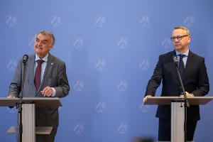 NRW-Justizminister Benjamin Limbach (Grüne) berichtete von geduldiger Detailarbeit, mit der die deutschen Ermittler dem russischen Hacker auf die Schliche gekommen seien.