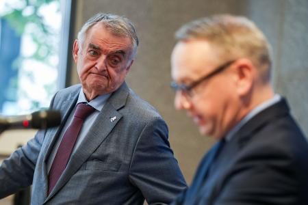 Innenminister Herbert Reul (links) rät betroffenen Unternehmen, Ransomware-Erpressungen zur Anzeige zu bringen.