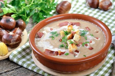 Maronensuppe mit Croutons und Speck
