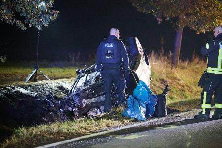 Das beteiligte Auto geriet bei dem schweren Unfall in Brand.